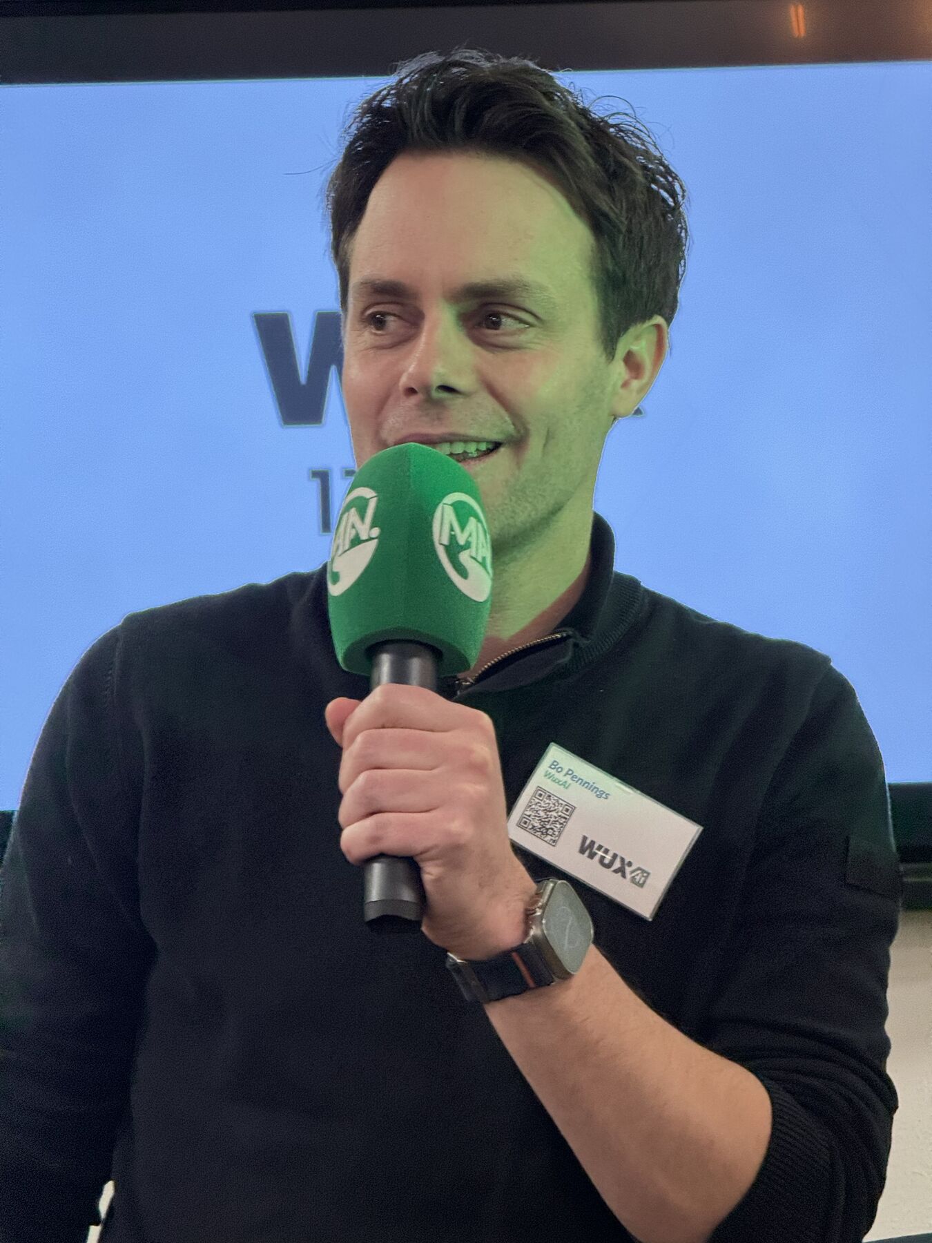 Bo Pennings met microfoon tijdens een lezing